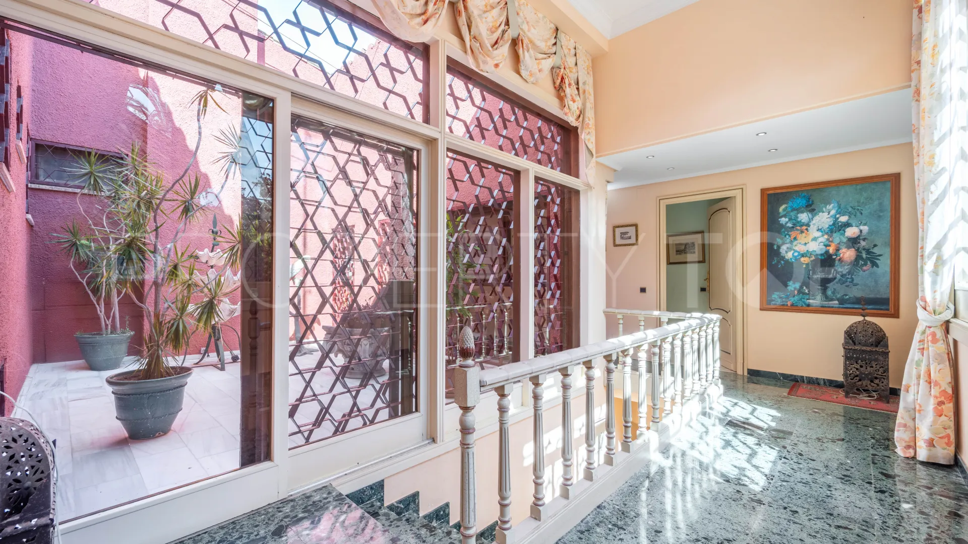 Villa a la venta de 9 dormitorios en Estepona