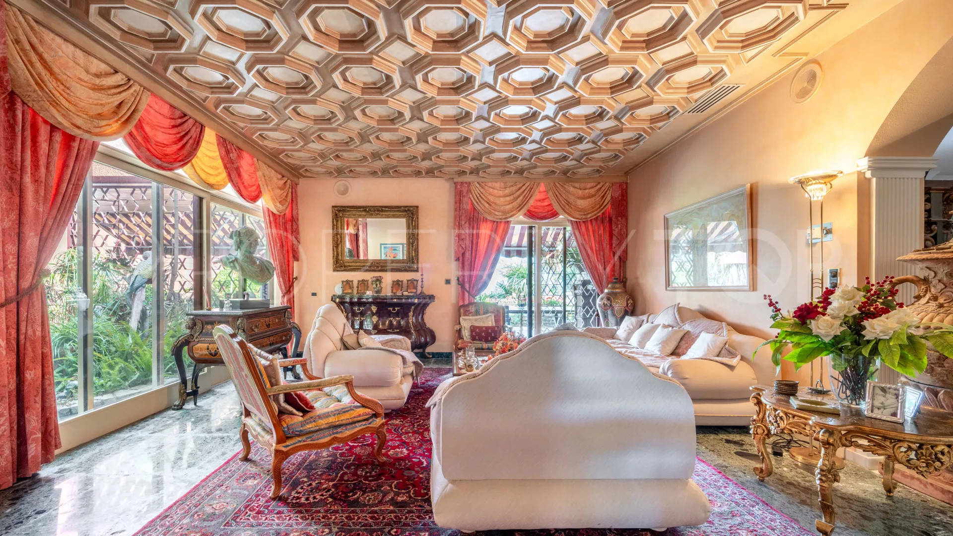 Villa a la venta de 9 dormitorios en Estepona