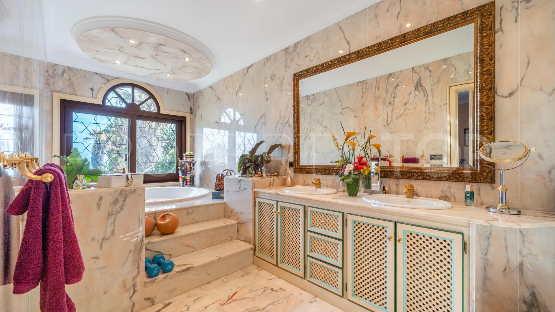 Villa a la venta de 9 dormitorios en Estepona