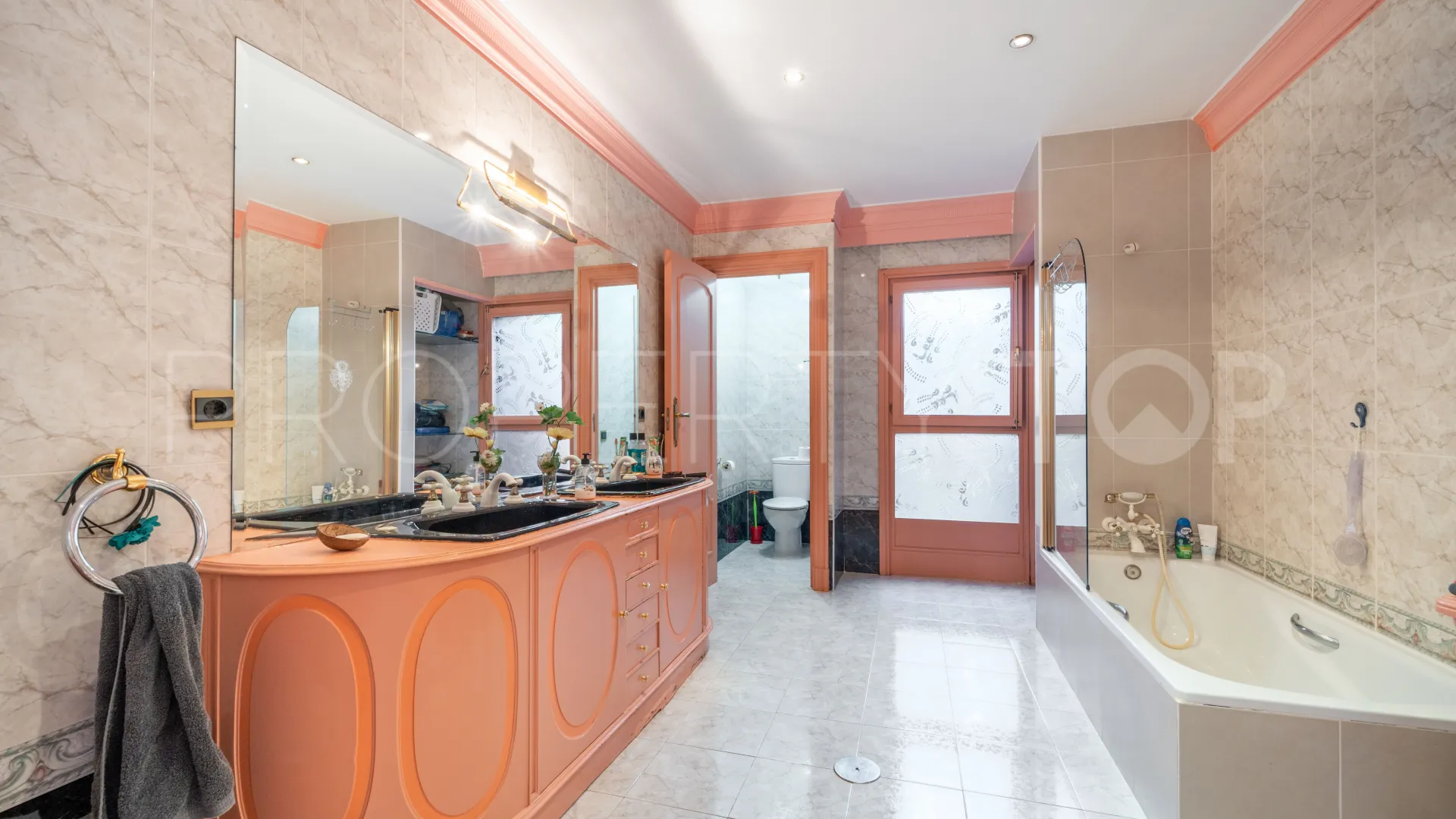 Villa a la venta de 9 dormitorios en Estepona