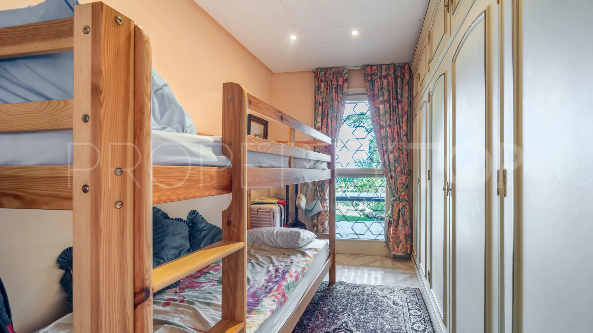 Villa a la venta de 9 dormitorios en Estepona