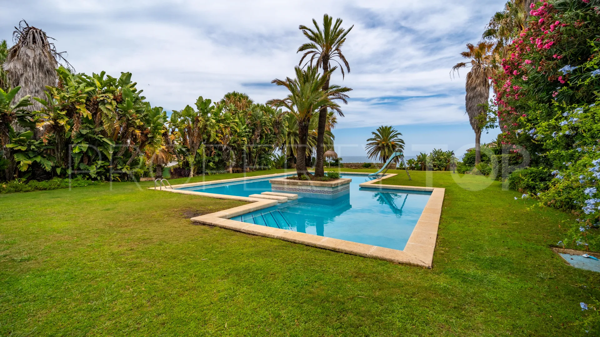 Villa a la venta de 9 dormitorios en Estepona