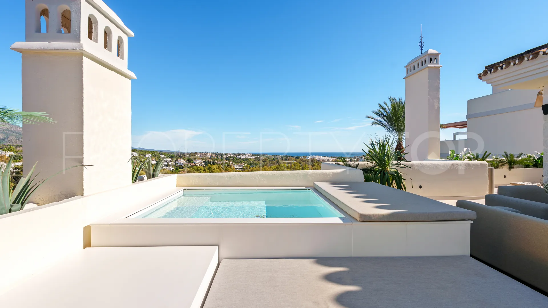 Se vende atico duplex de 3 dormitorios en Nueva Andalucia