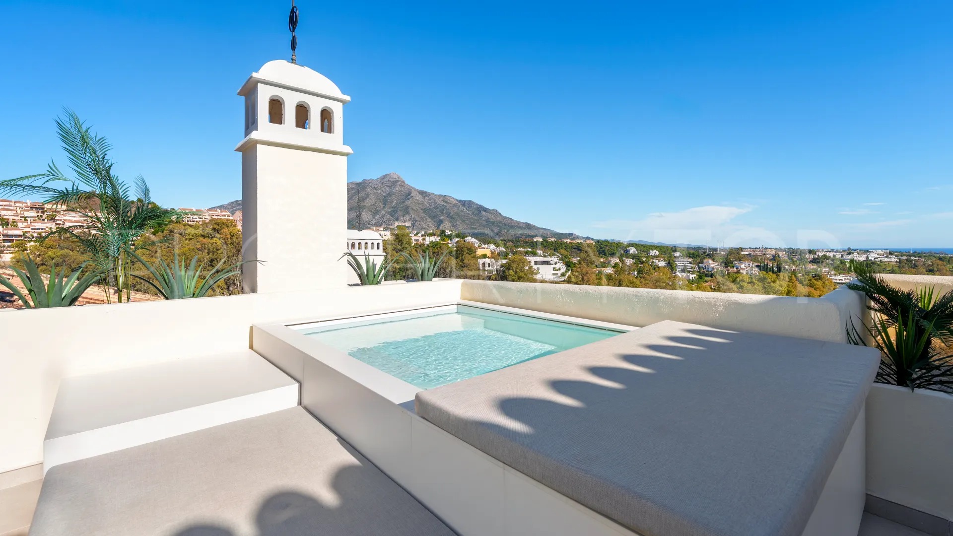 Se vende atico duplex de 3 dormitorios en Nueva Andalucia