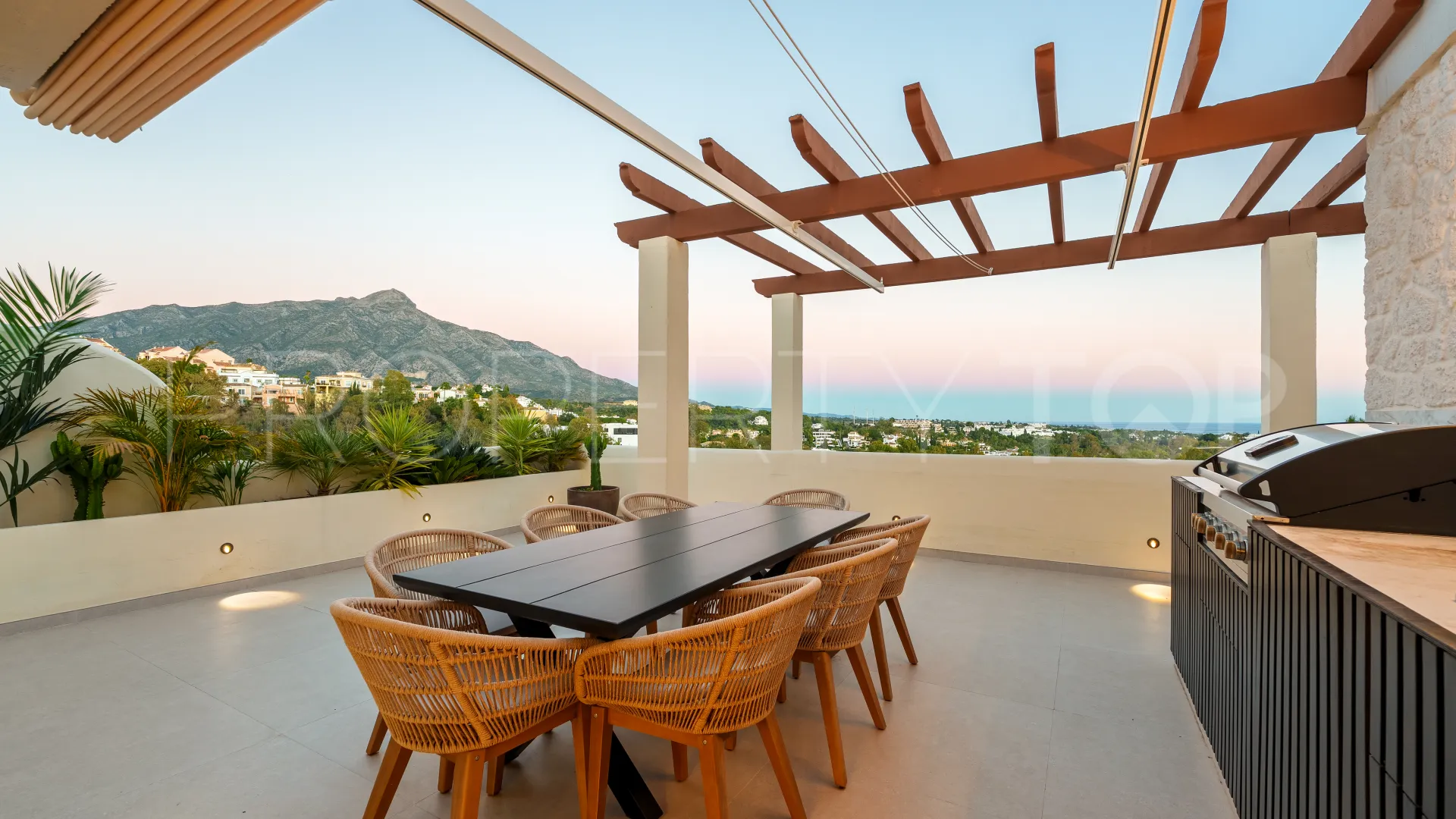 Se vende atico duplex de 3 dormitorios en Nueva Andalucia