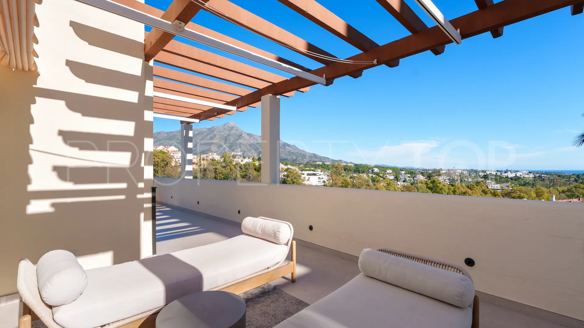Se vende atico duplex de 3 dormitorios en Nueva Andalucia