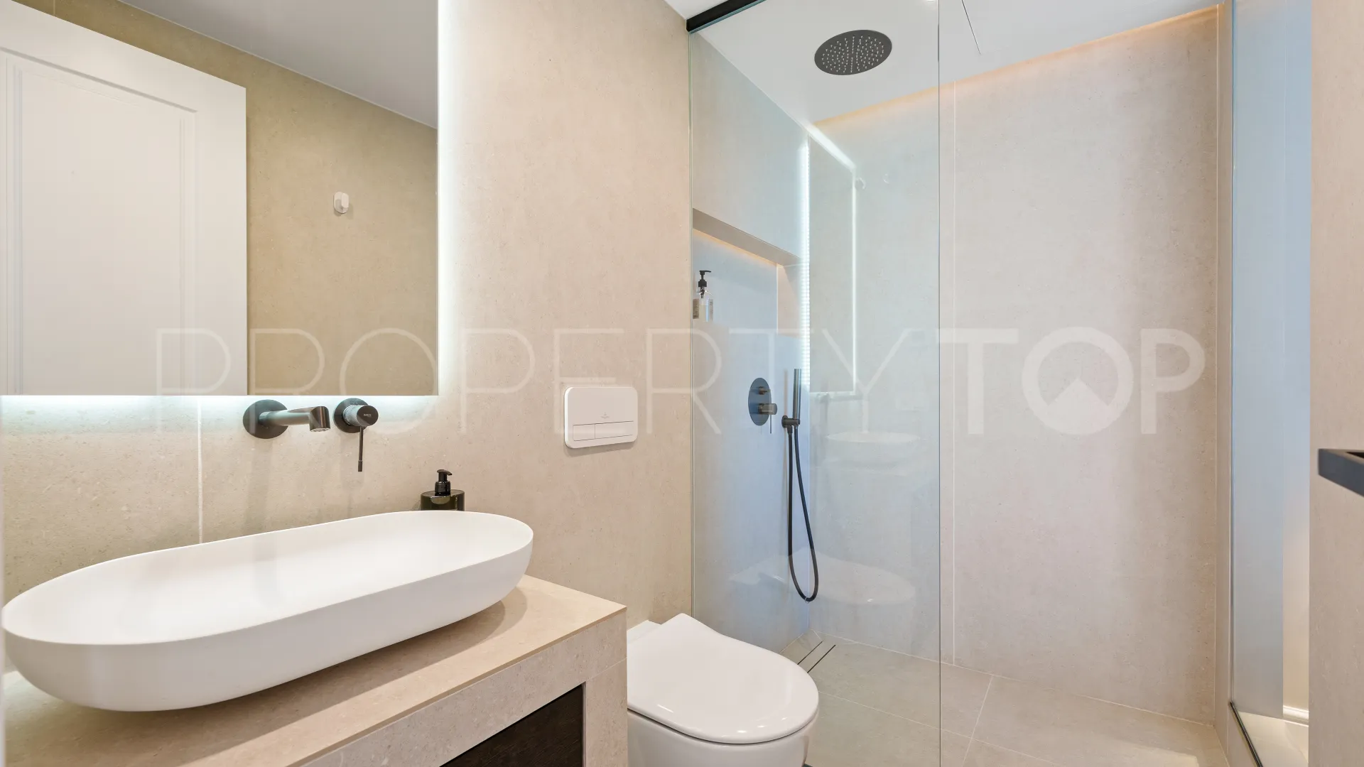 Se vende atico duplex de 3 dormitorios en Nueva Andalucia