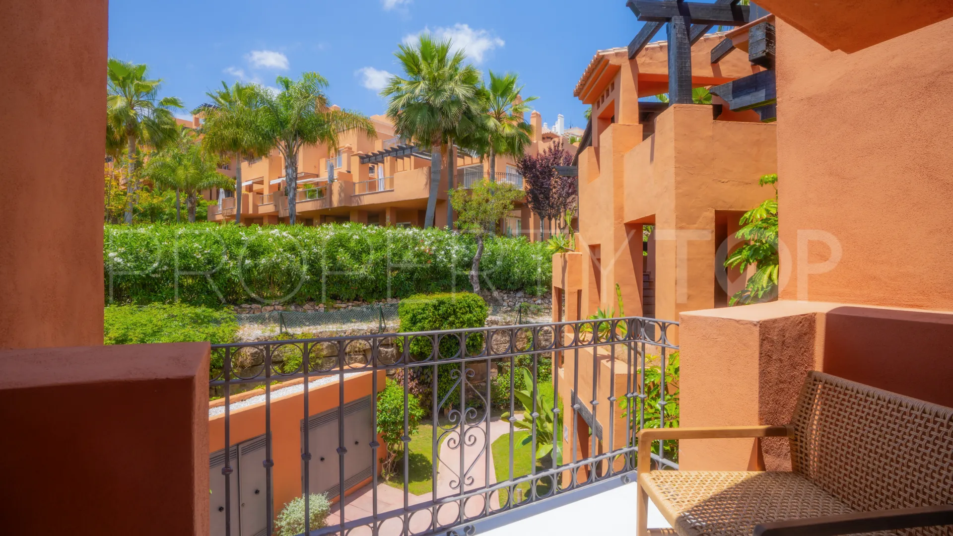 Atico duplex en venta en Nueva Andalucia con 4 dormitorios