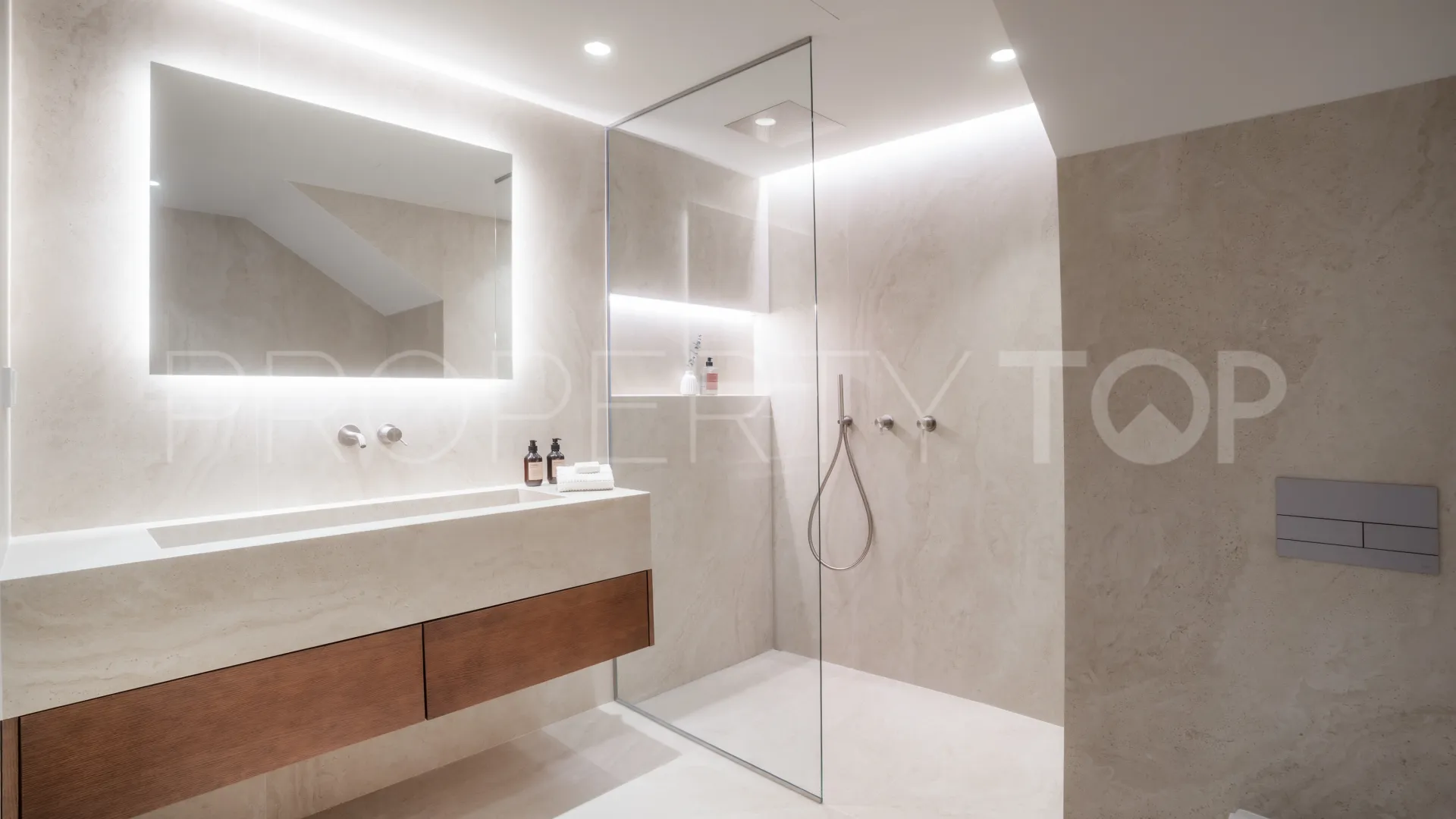 Atico duplex en venta en Nueva Andalucia con 4 dormitorios