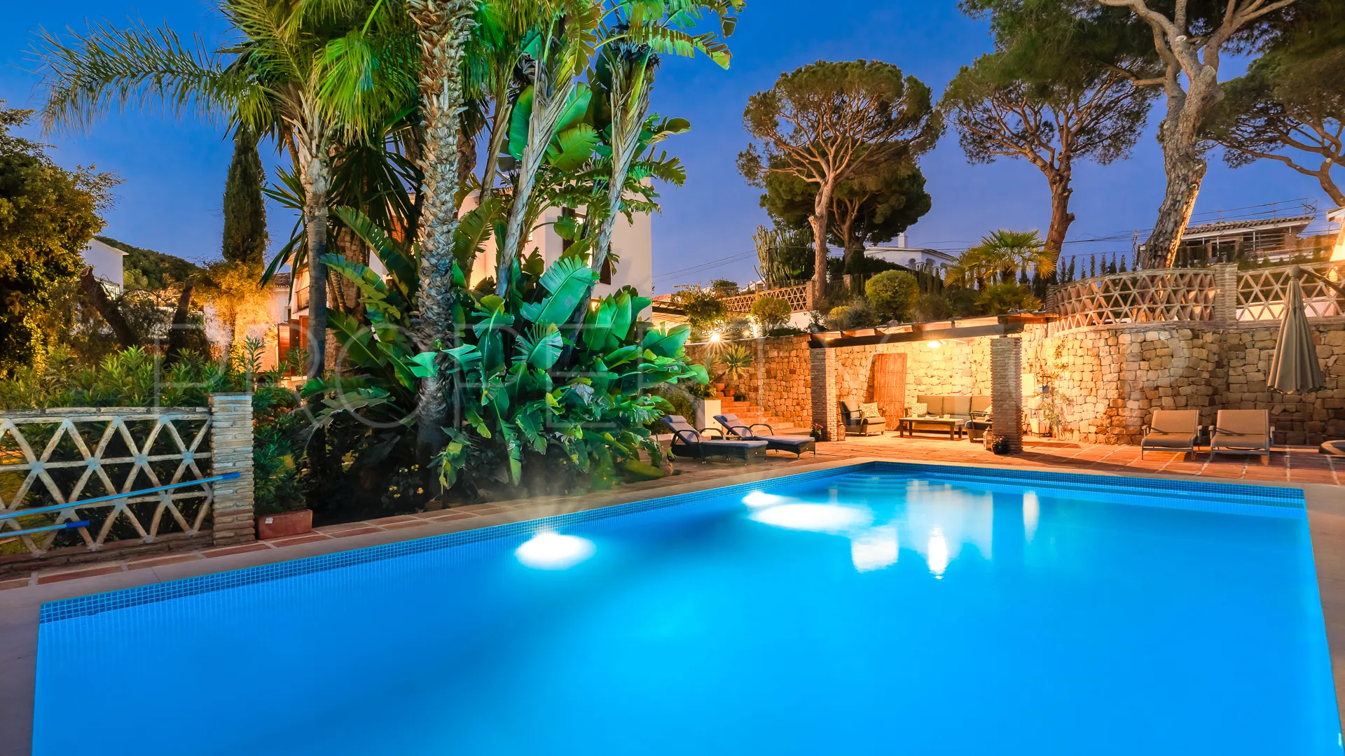 Villa for sale in Elviria with 7 bedrooms