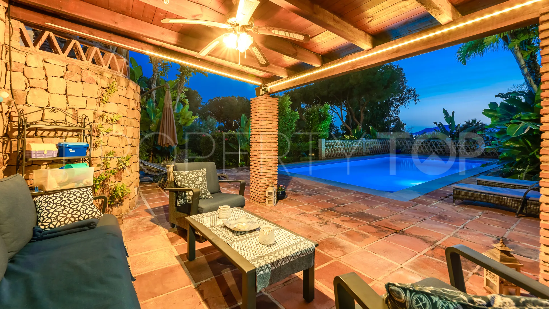 Villa for sale in Elviria with 7 bedrooms