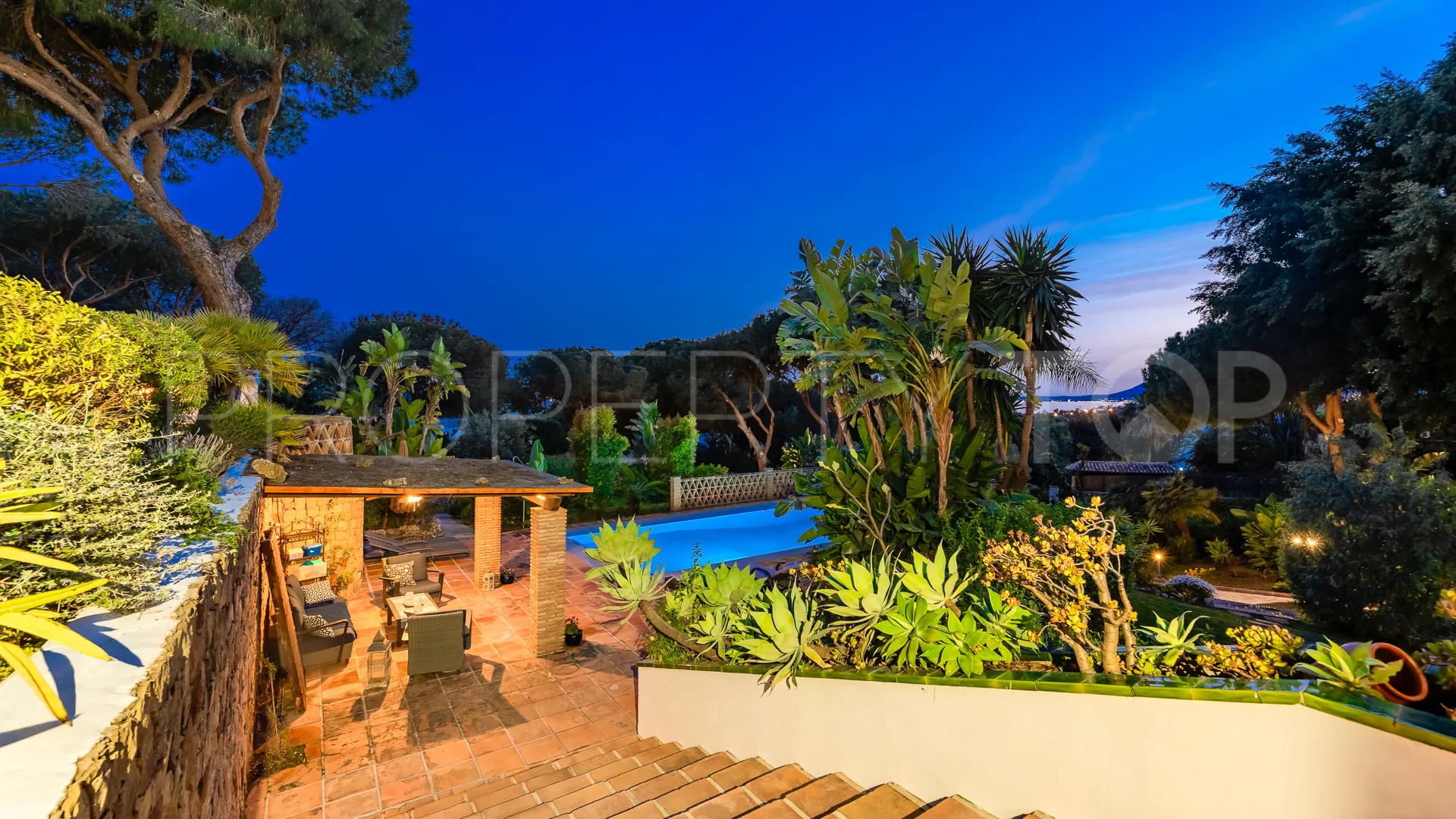 Villa for sale in Elviria with 7 bedrooms