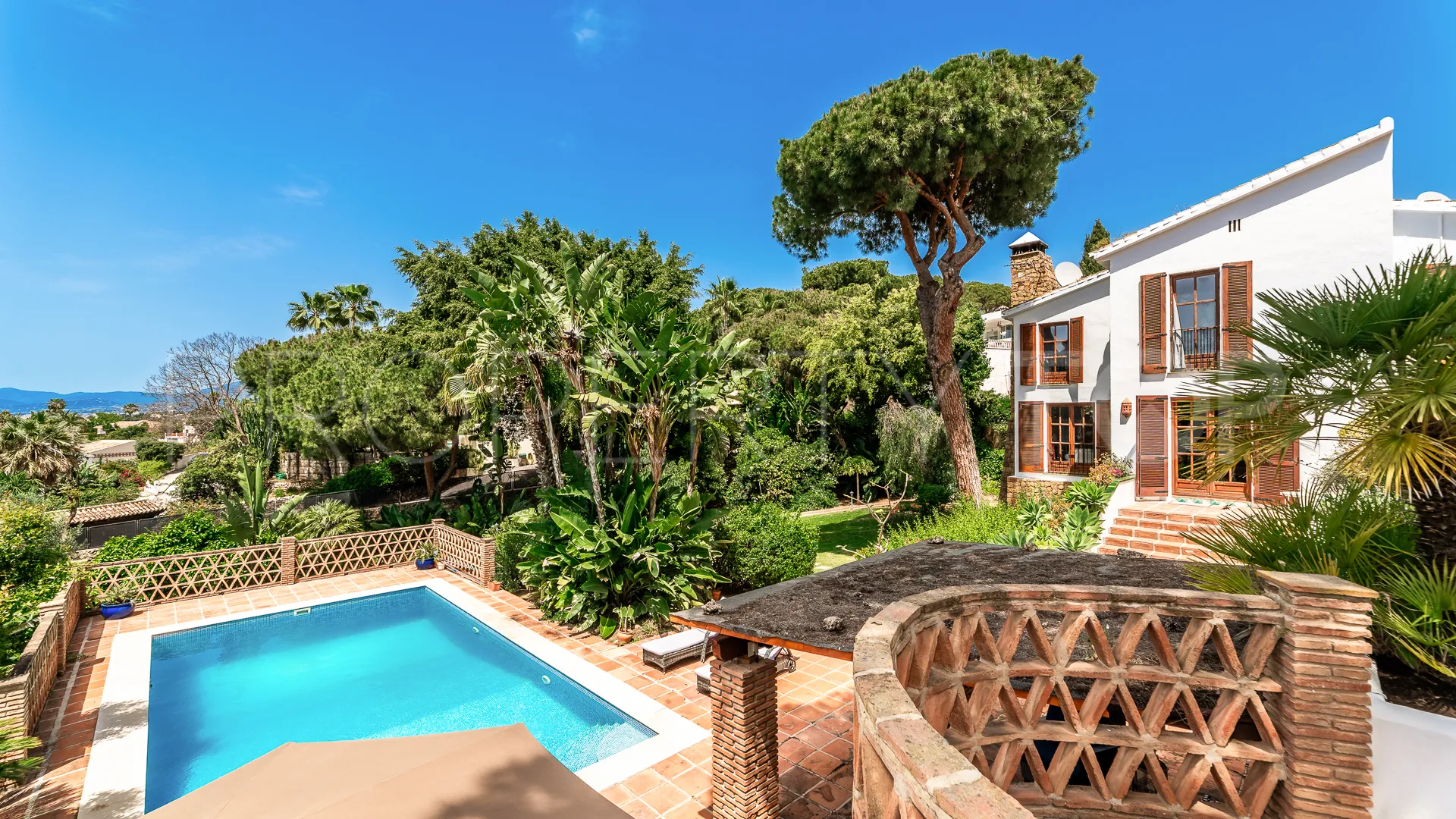 Villa for sale in Elviria with 7 bedrooms