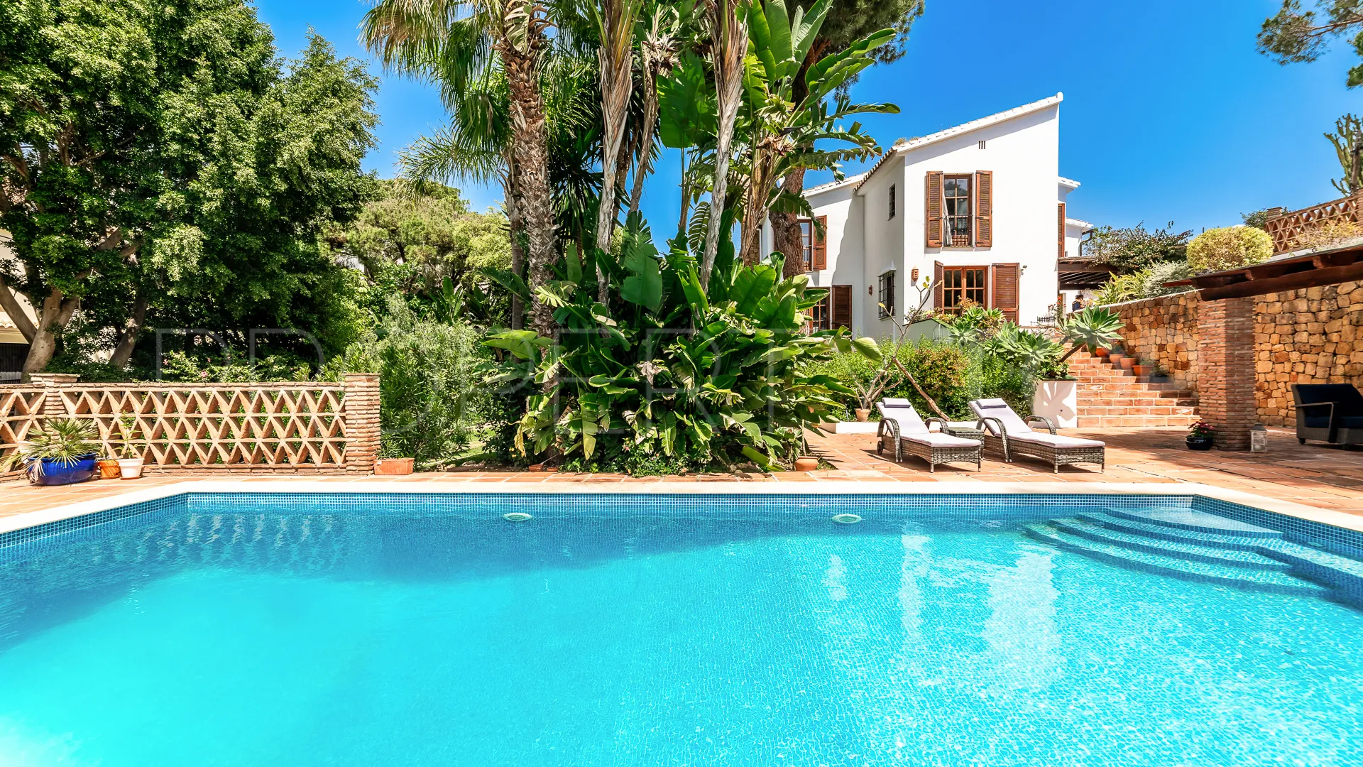 Villa for sale in Elviria with 7 bedrooms