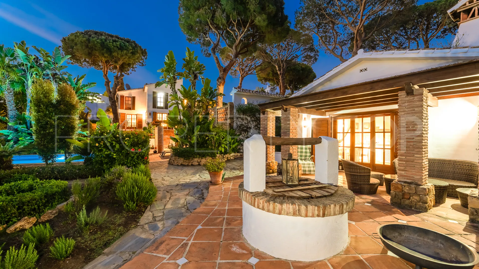 Villa for sale in Elviria with 7 bedrooms