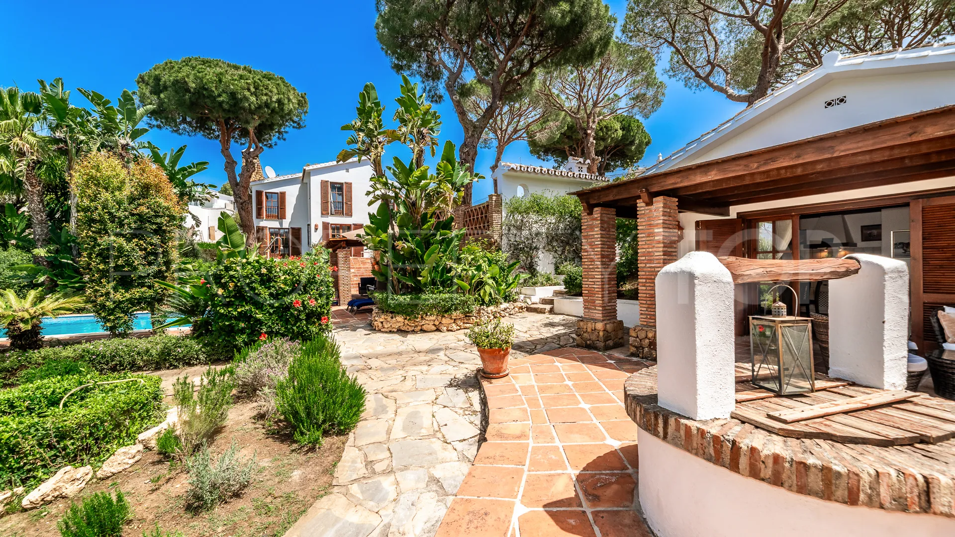Villa for sale in Elviria with 7 bedrooms