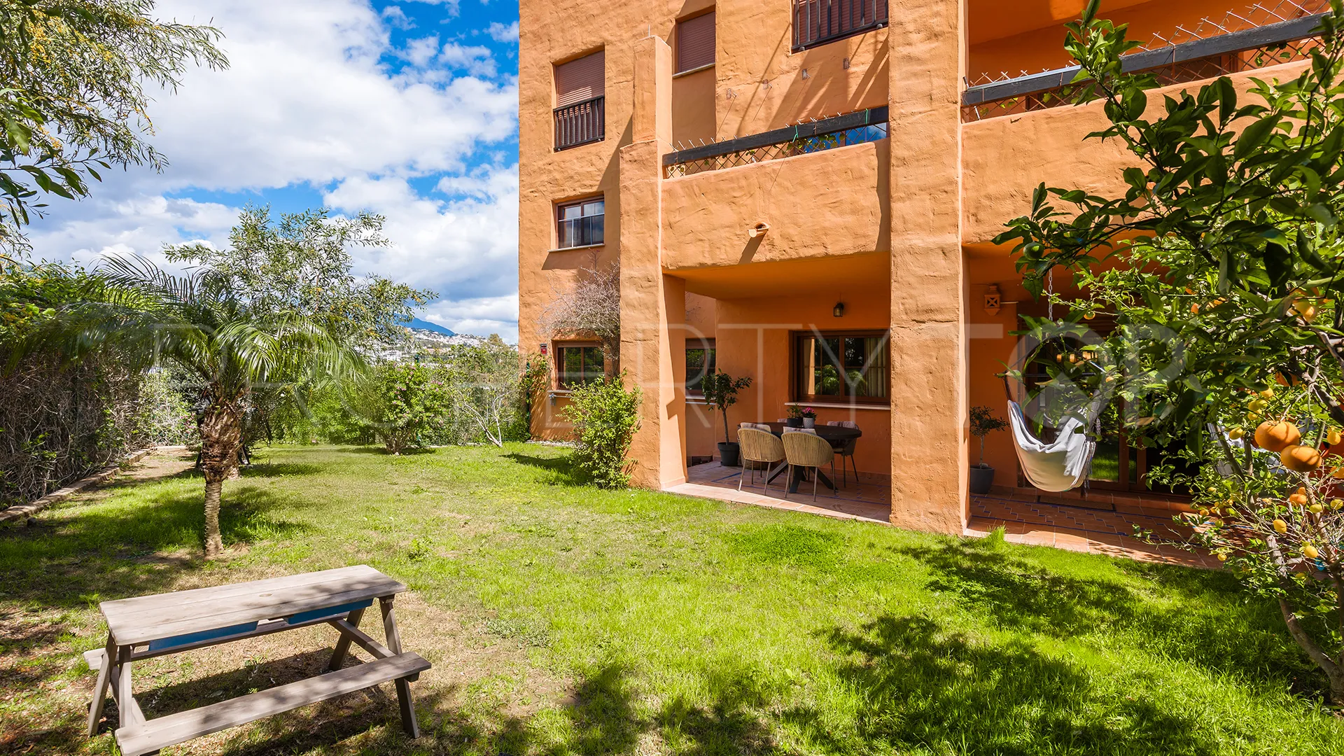 For sale apartment in Benahavis