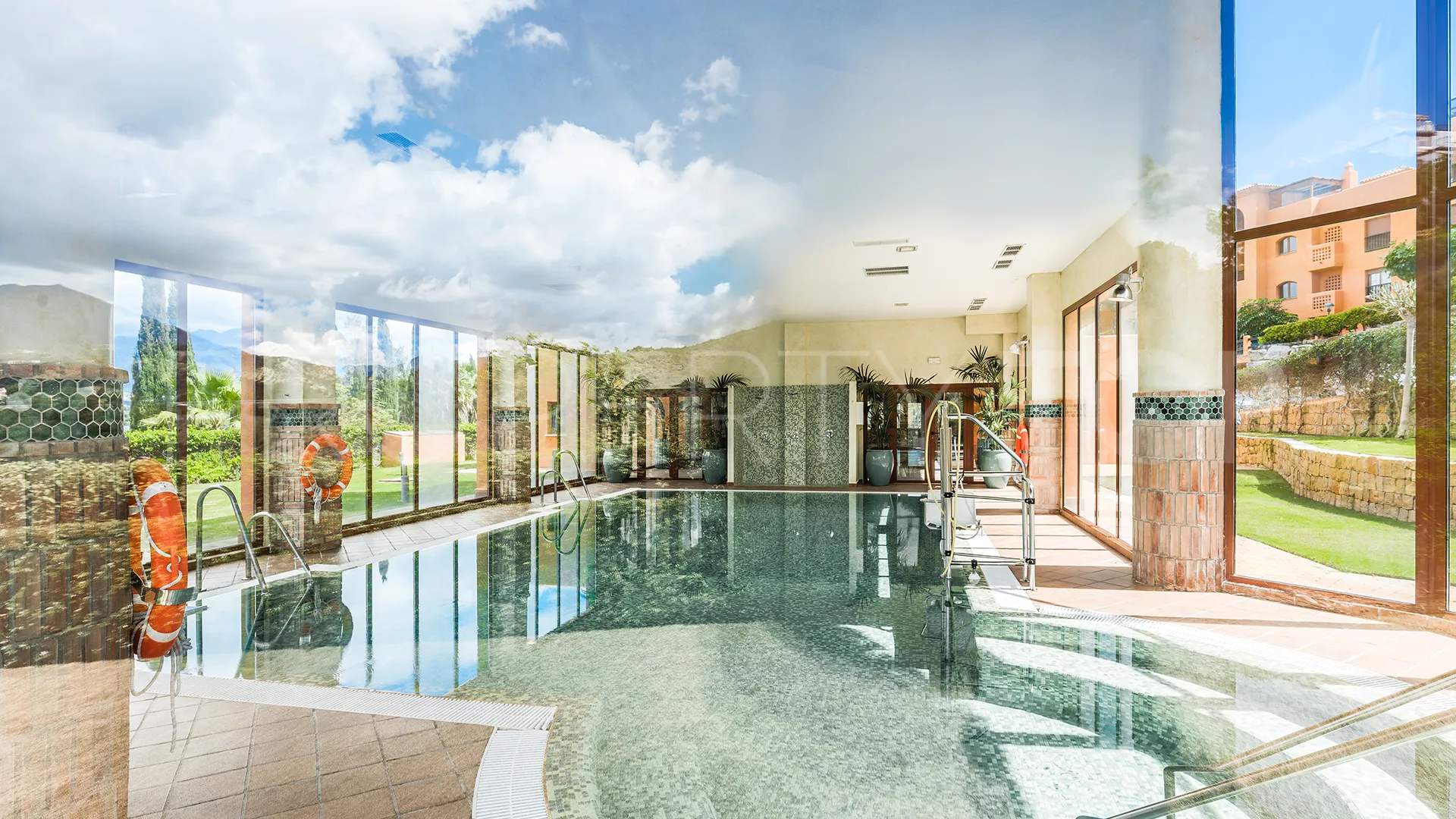 For sale apartment in Benahavis