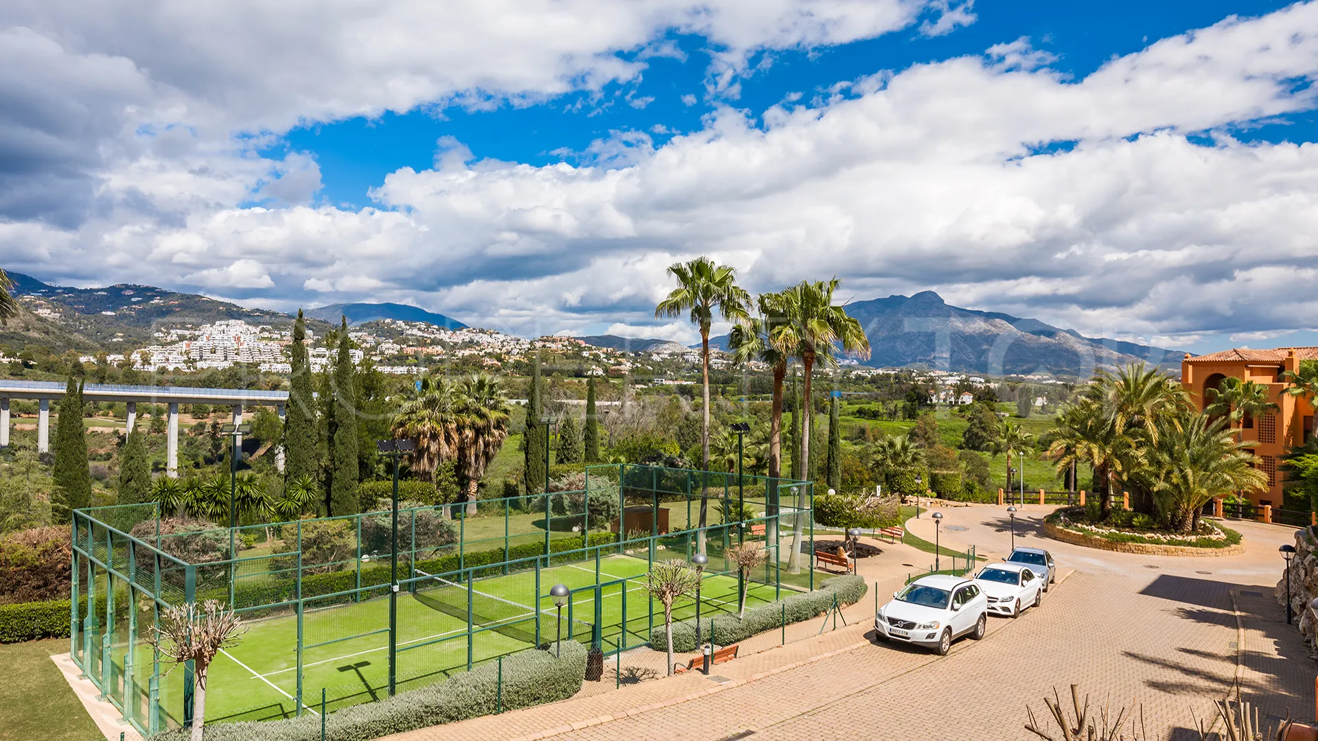 For sale apartment in Benahavis
