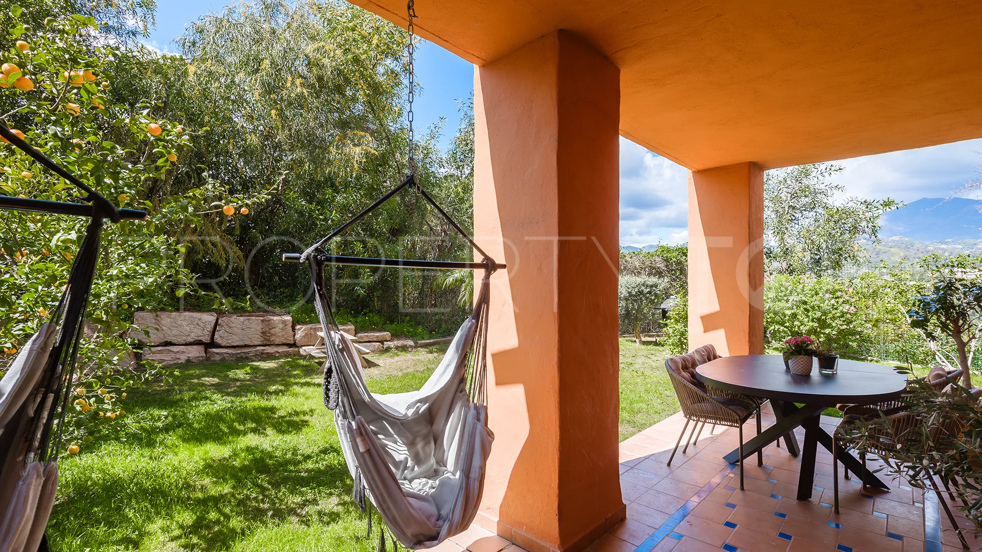For sale apartment in Benahavis