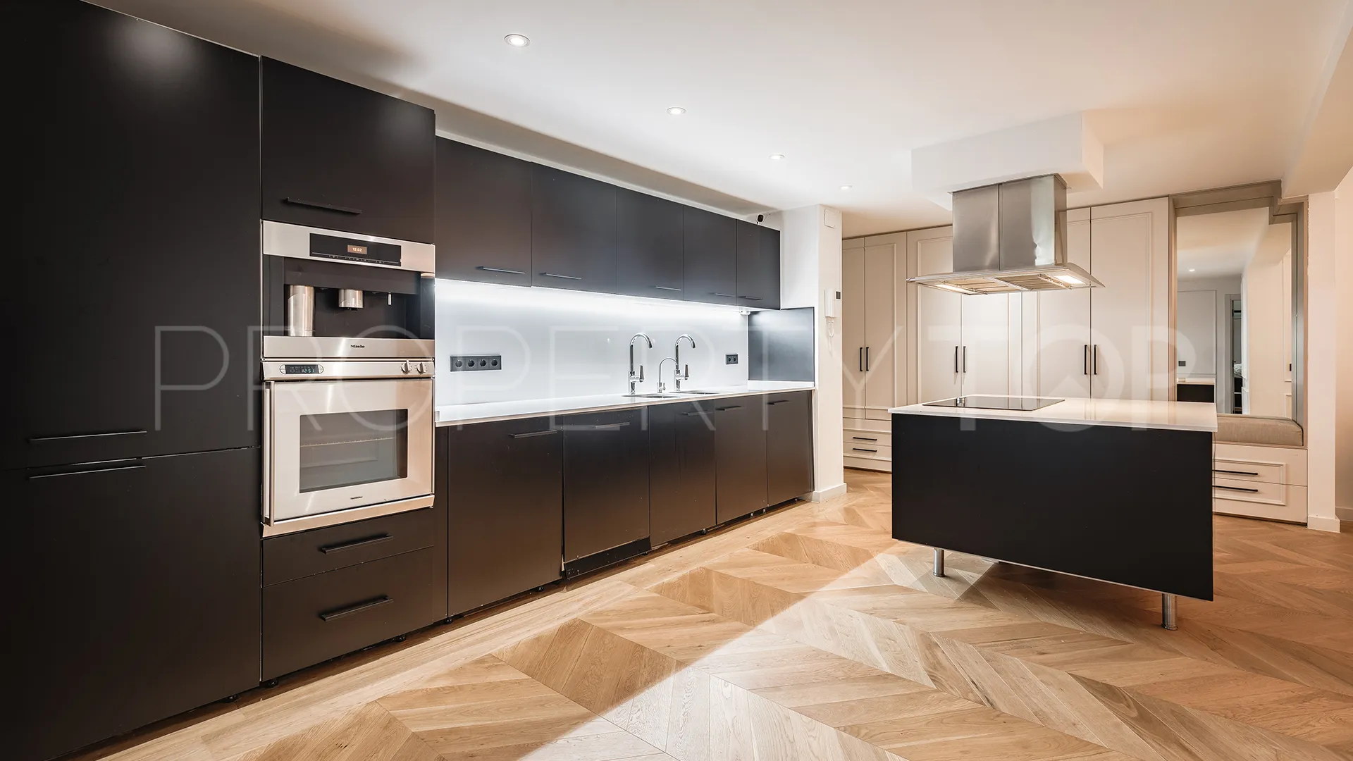 For sale apartment in Benahavis