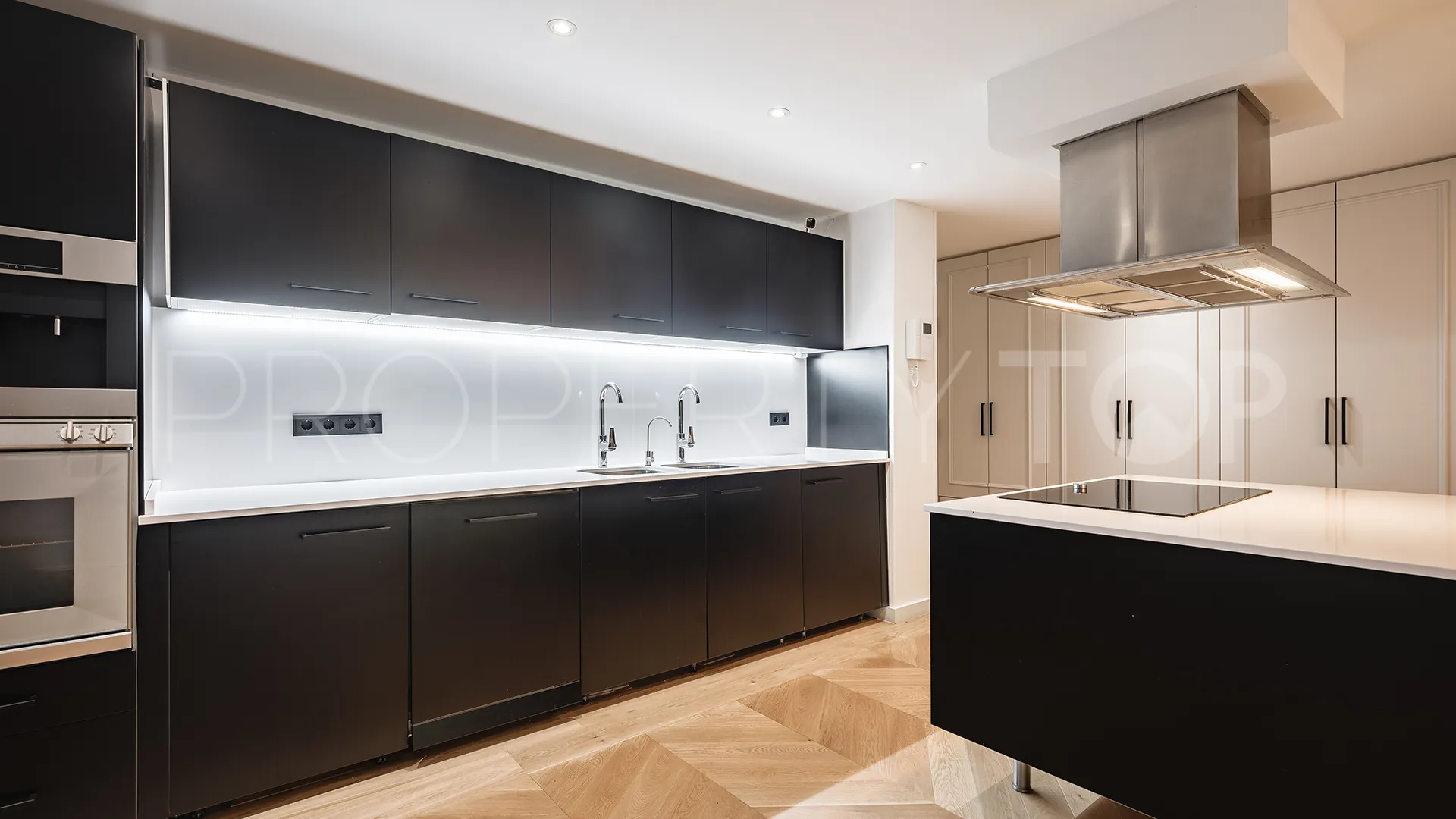 For sale apartment in Benahavis