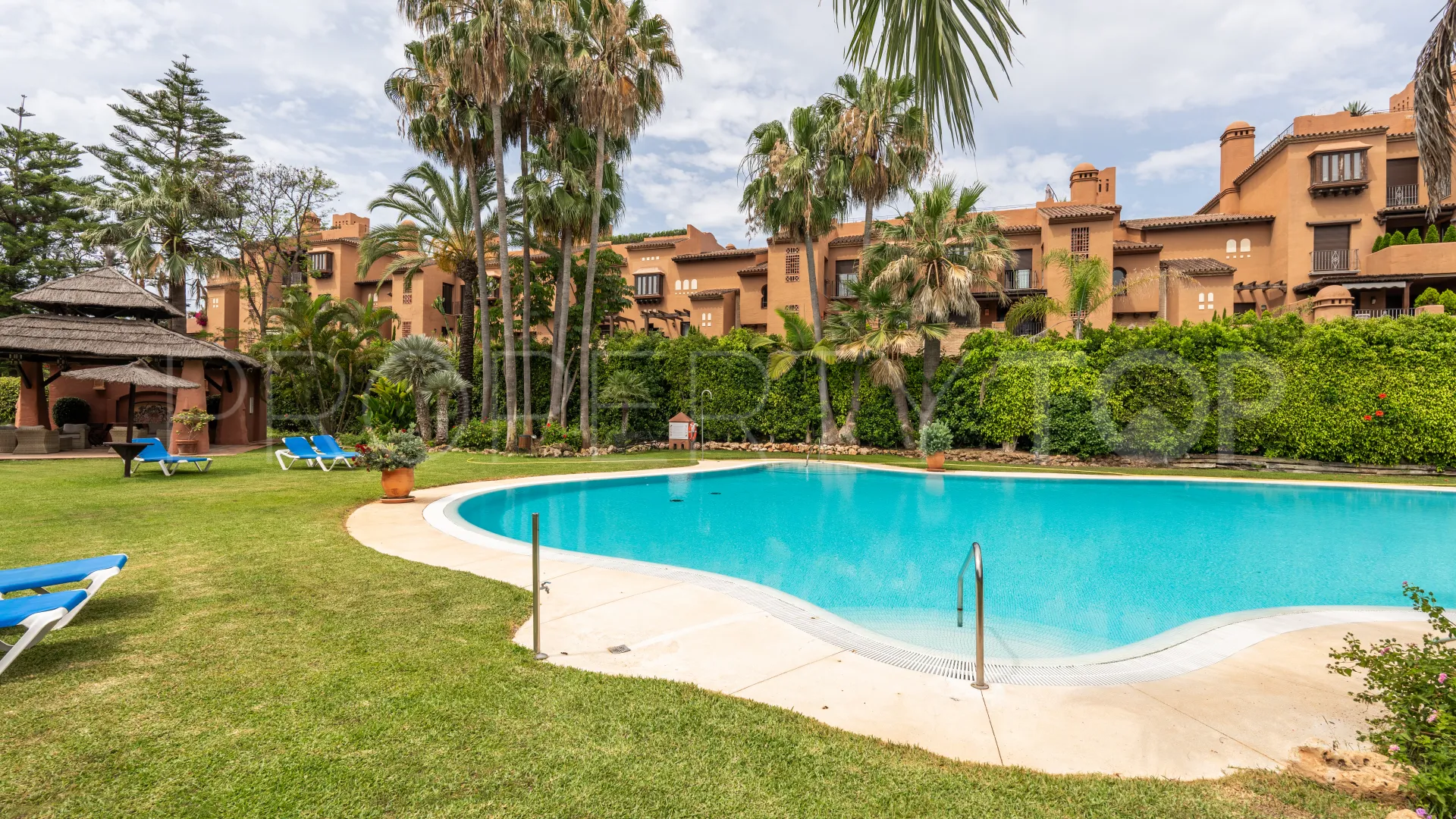 For sale Estepona East 5 bedrooms penthouse