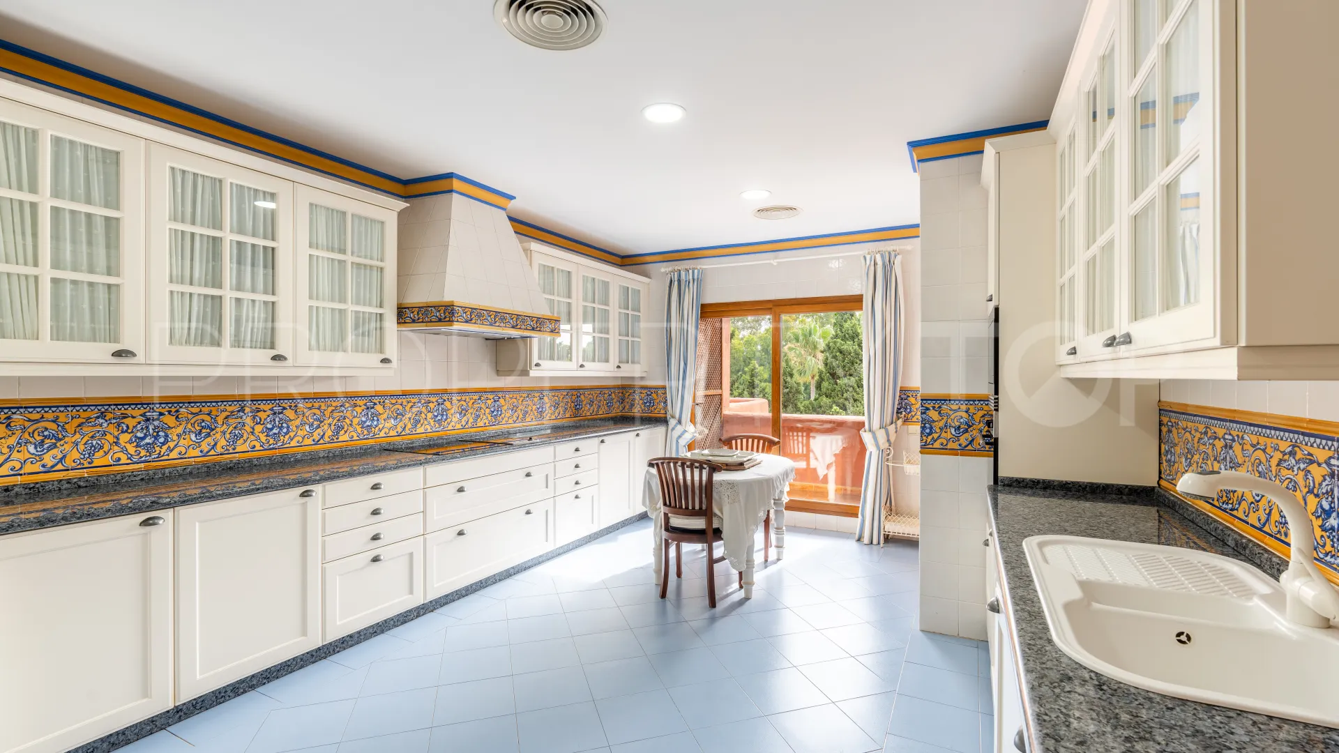 For sale Estepona East 5 bedrooms penthouse
