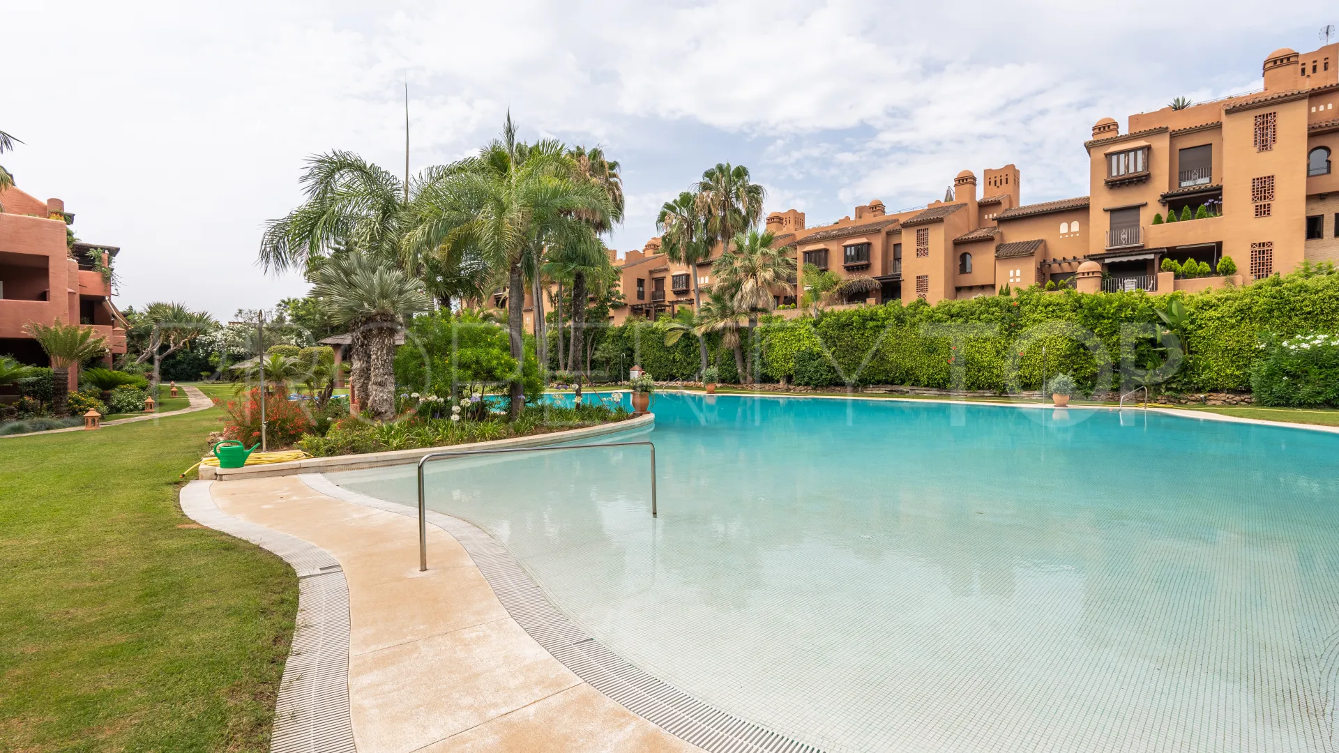 For sale Estepona East 5 bedrooms penthouse