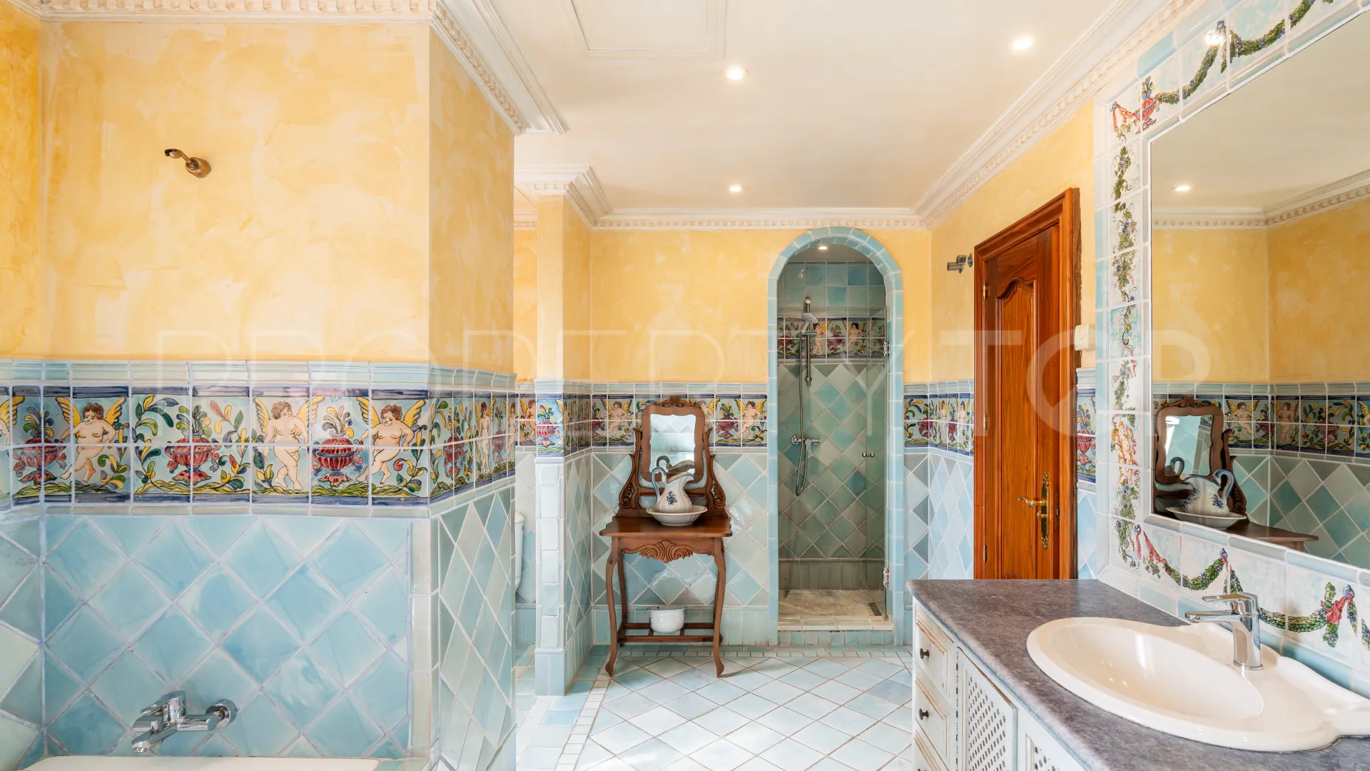 For sale Estepona East 5 bedrooms penthouse
