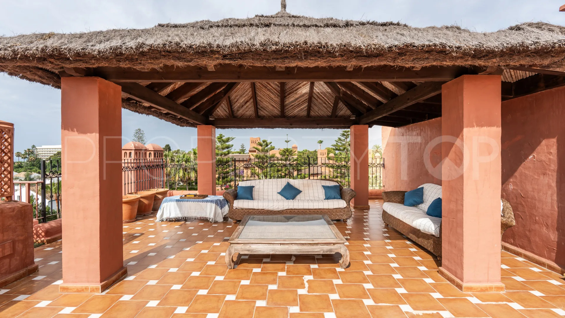 For sale Estepona East 5 bedrooms penthouse