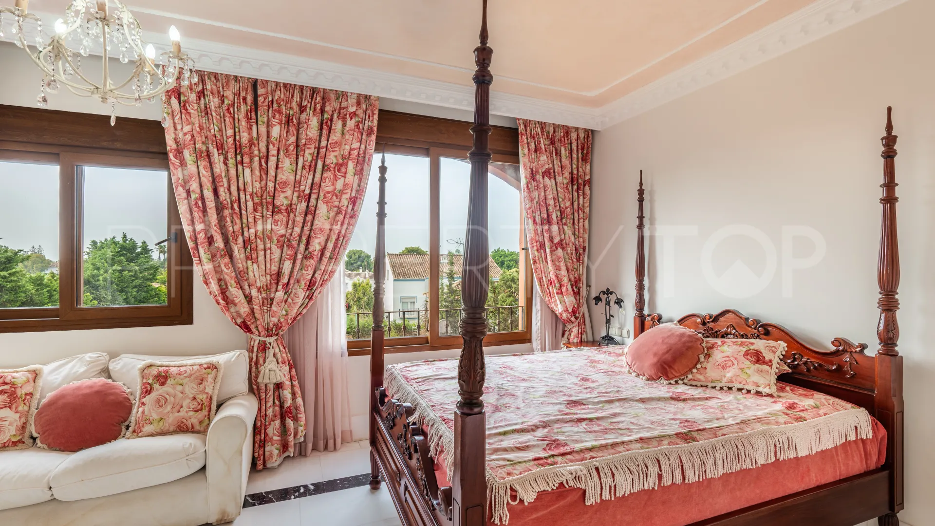 For sale Estepona East 5 bedrooms penthouse