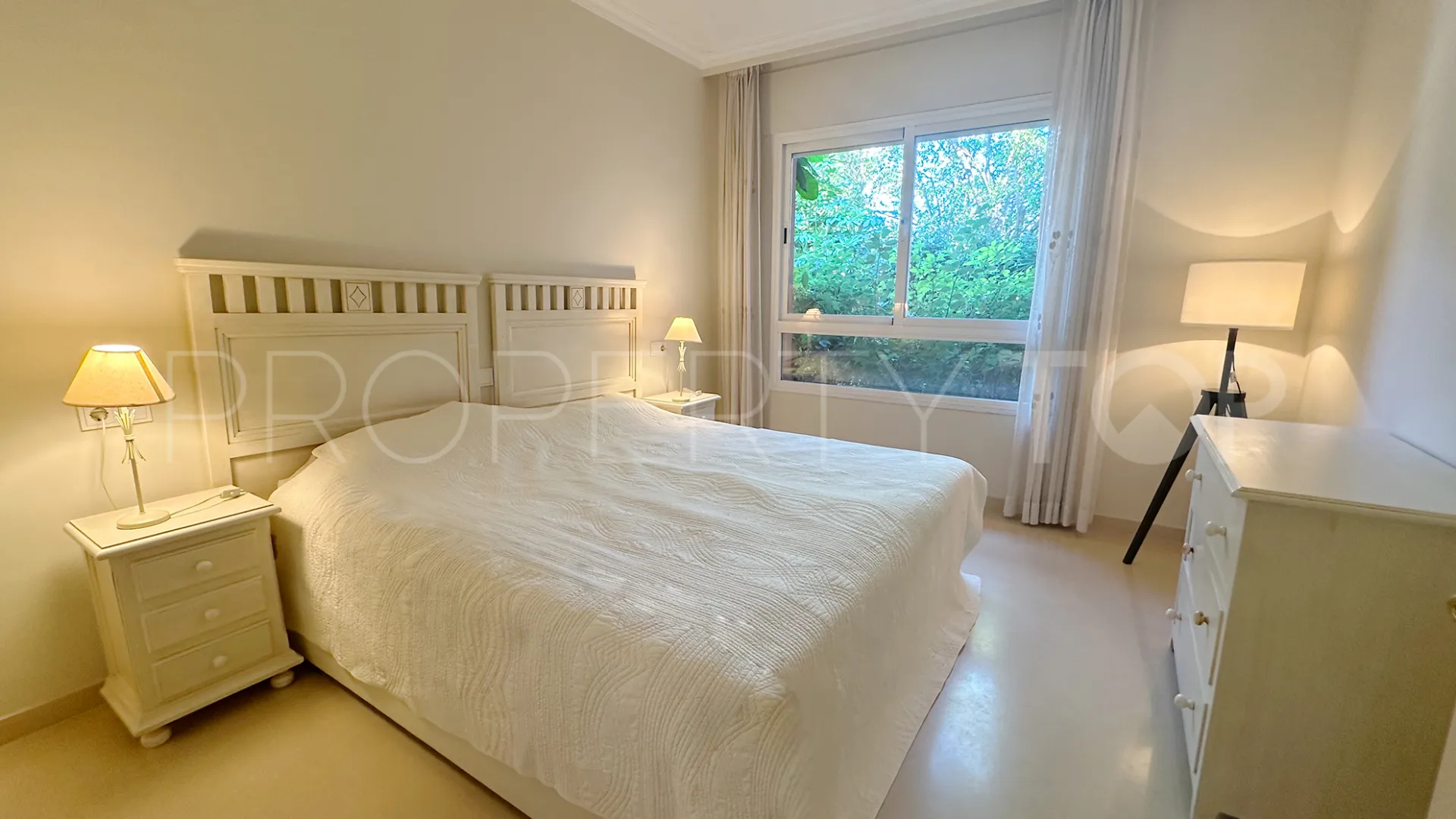 Comprar apartamento con 2 dormitorios en Marbella - Puerto Banus