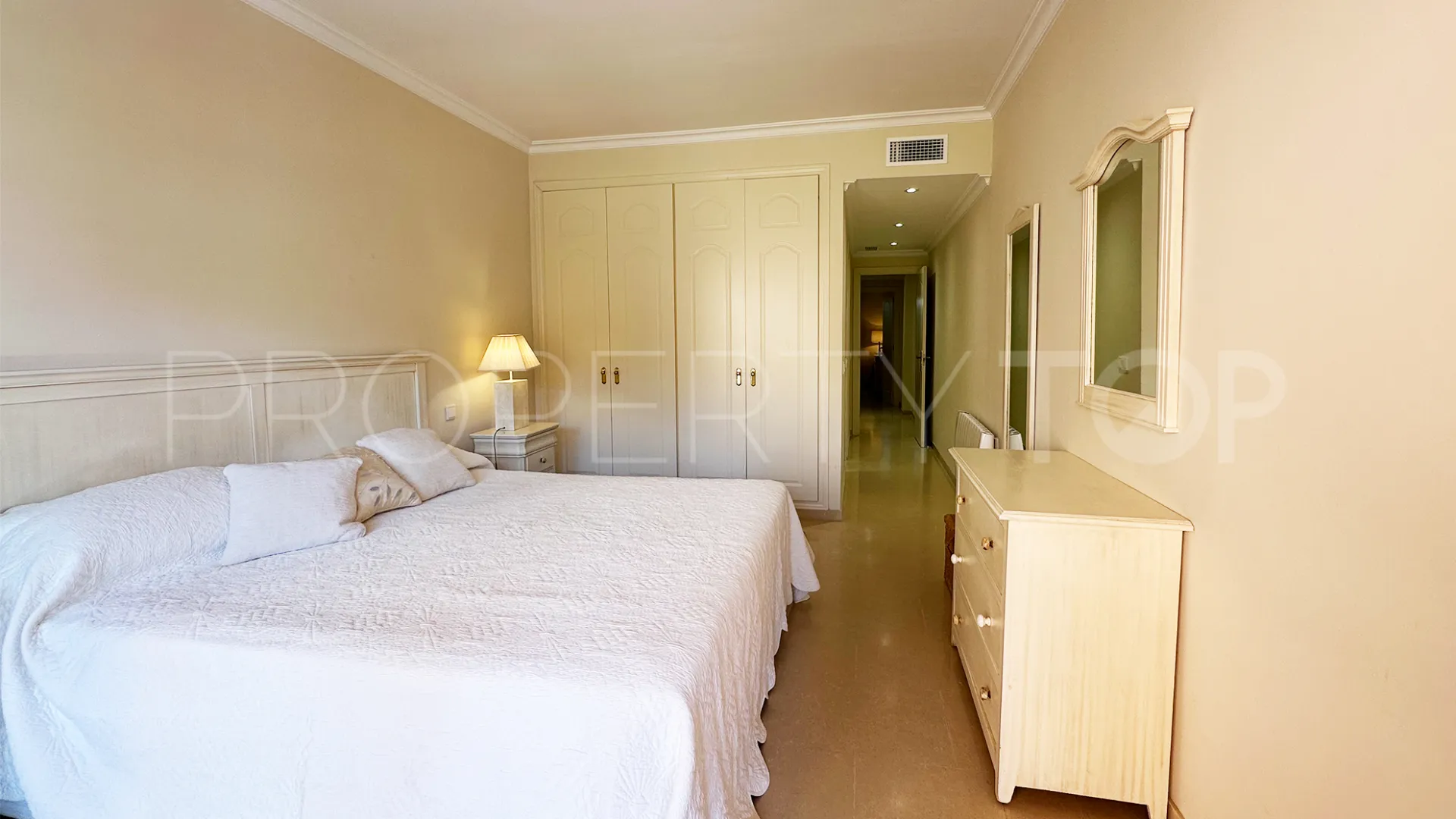 Comprar apartamento con 2 dormitorios en Marbella - Puerto Banus