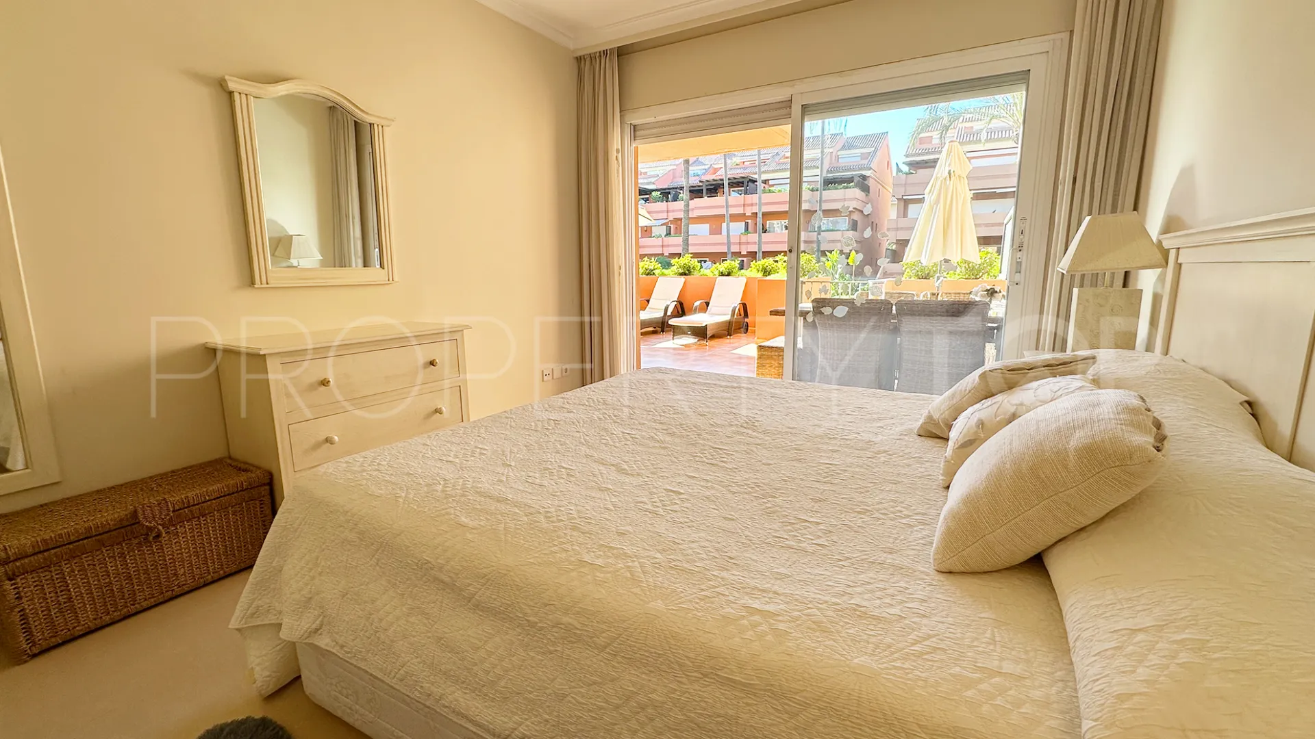 Comprar apartamento con 2 dormitorios en Marbella - Puerto Banus