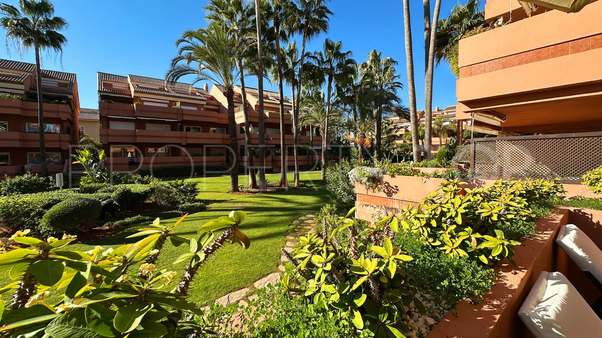 Comprar apartamento con 2 dormitorios en Marbella - Puerto Banus