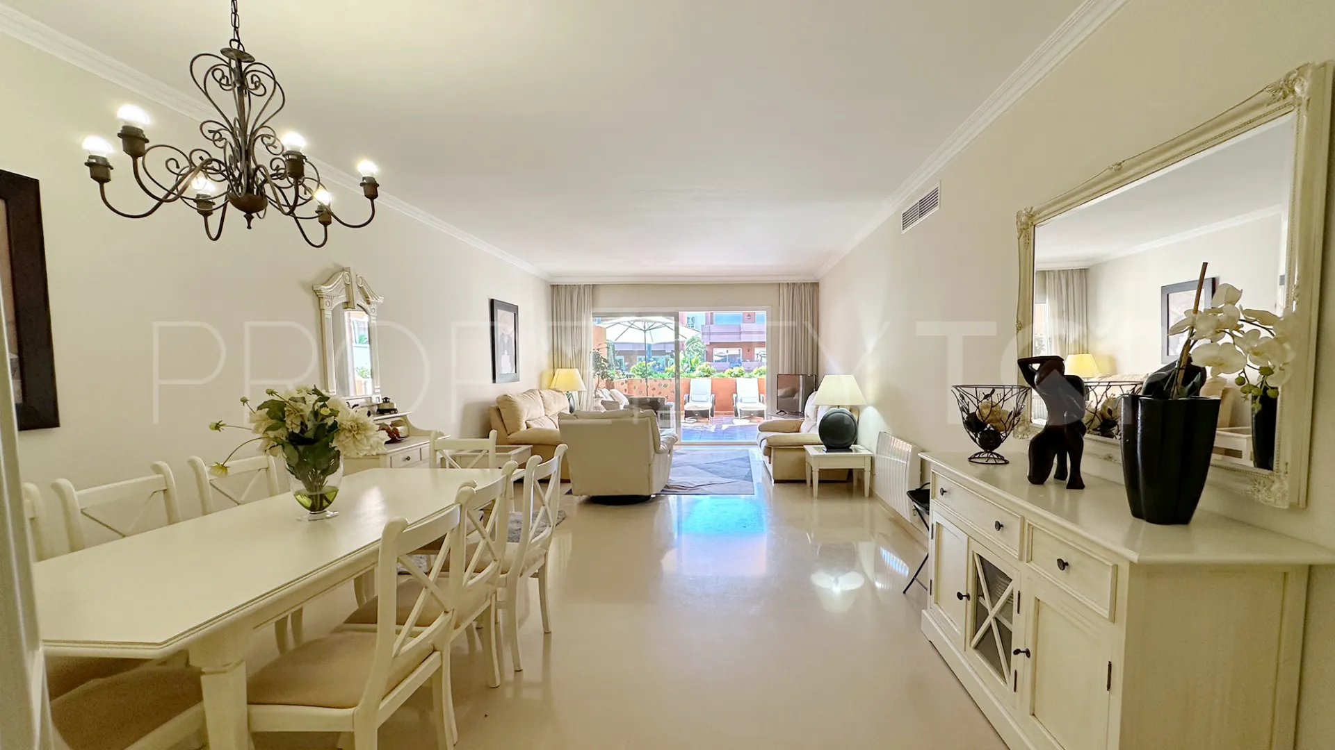 Comprar apartamento con 2 dormitorios en Marbella - Puerto Banus