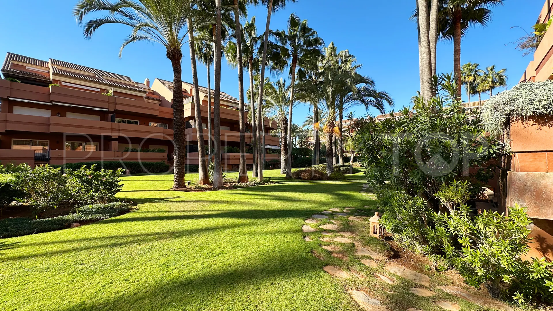 Comprar apartamento con 2 dormitorios en Marbella - Puerto Banus