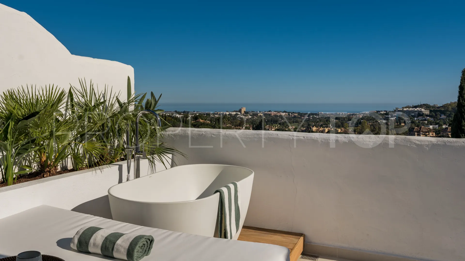 Atico duplex en venta con 3 dormitorios en Nueva Andalucia