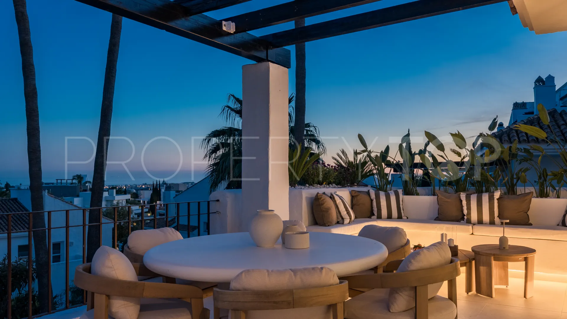 Atico duplex en venta con 3 dormitorios en Nueva Andalucia