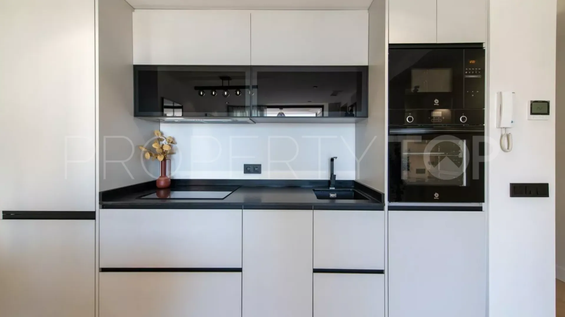 2 bedrooms apartment in Marbella Centro for sale