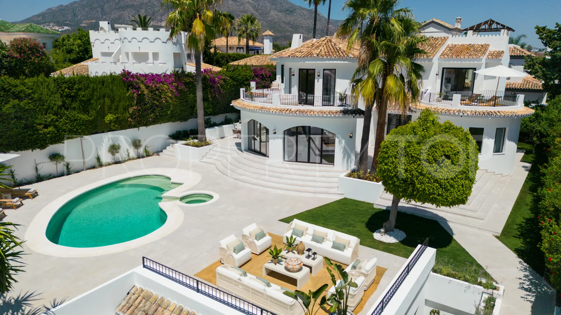 Comprar villa de 5 dormitorios en Aloha