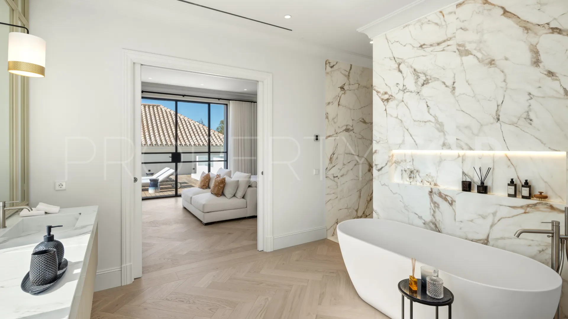 Villa en venta con 6 dormitorios en Nueva Andalucia