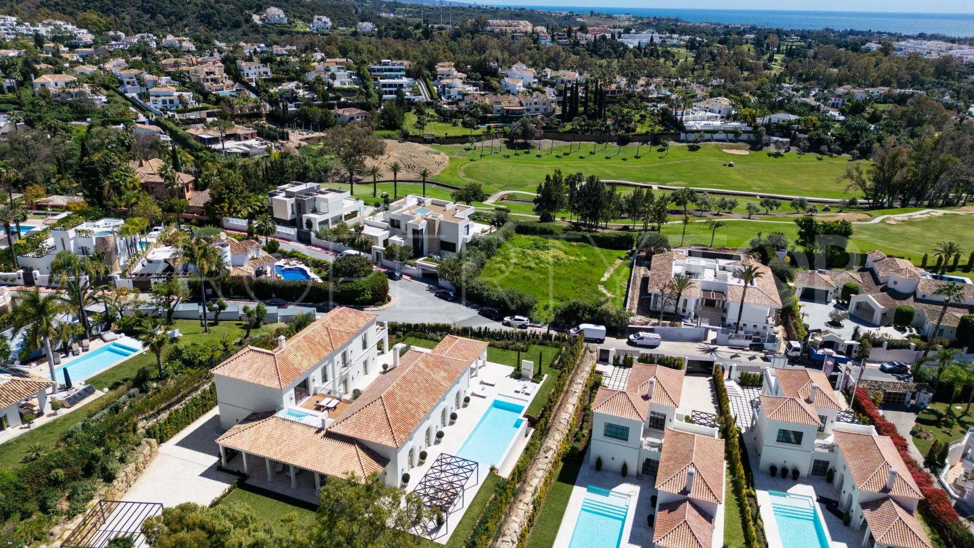 Villa en venta con 6 dormitorios en Nueva Andalucia