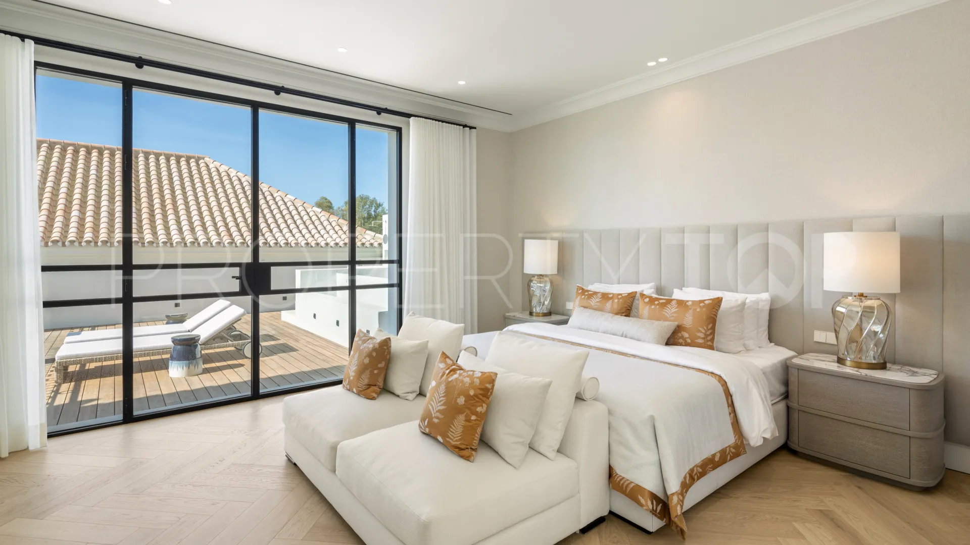 Villa en venta con 6 dormitorios en Nueva Andalucia