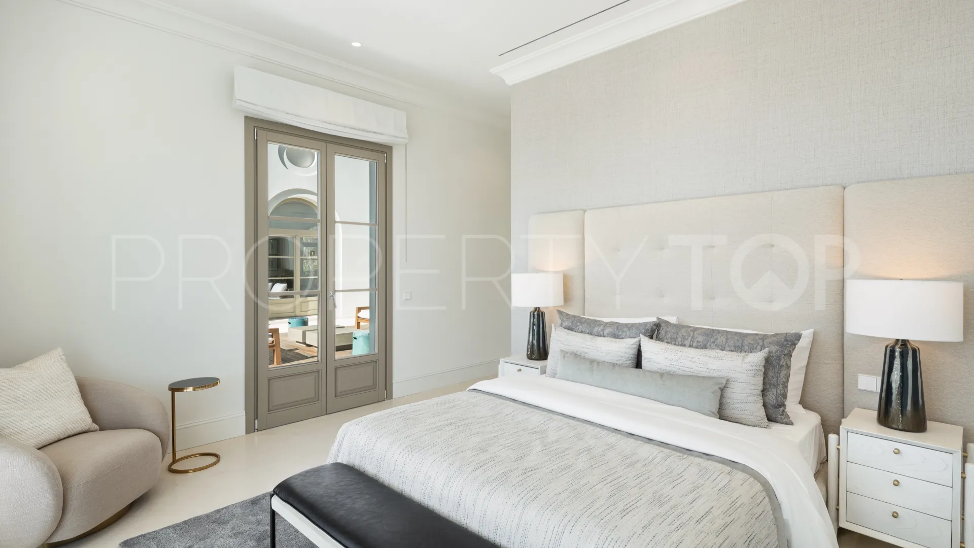 Villa en venta con 6 dormitorios en Nueva Andalucia