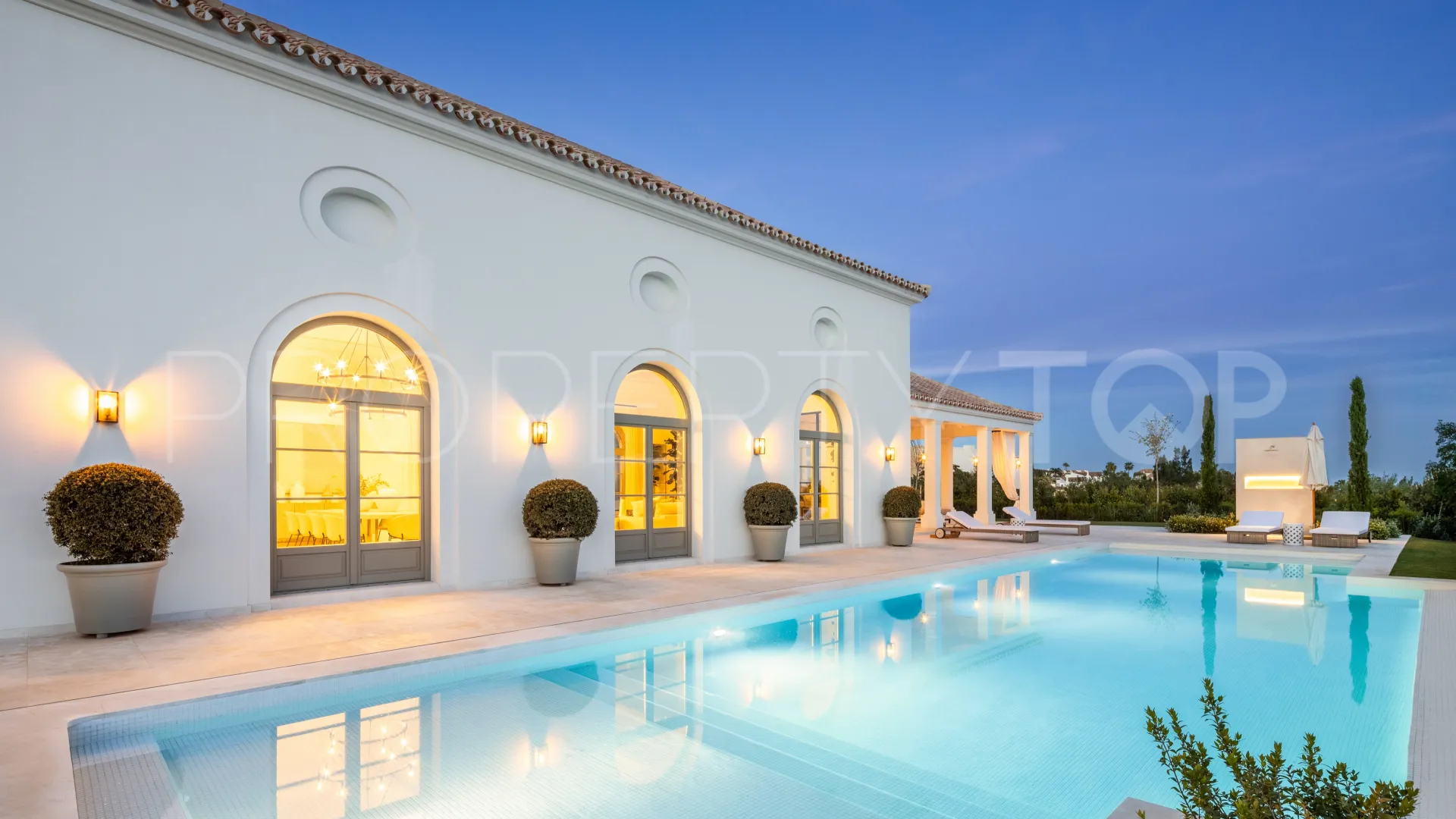 Villa en venta con 6 dormitorios en Nueva Andalucia