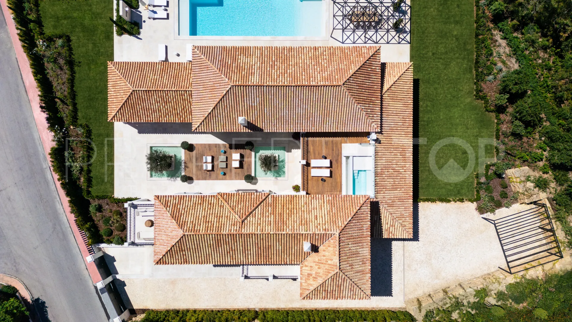 Villa en venta con 6 dormitorios en Nueva Andalucia
