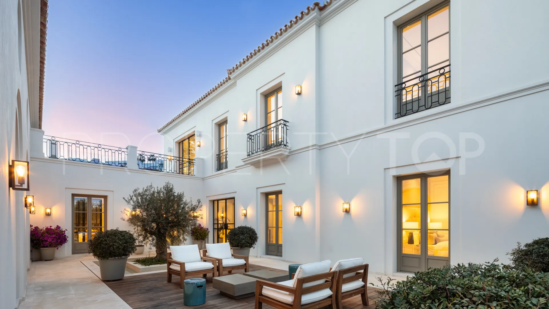 Villa en venta con 6 dormitorios en Nueva Andalucia