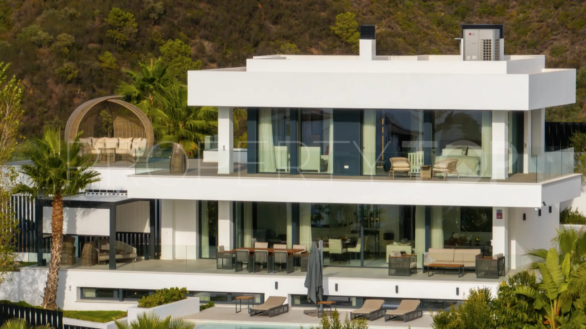 For sale 4 bedrooms villa in Les Belvederes
